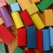 Bunte Bauklötze aus Holz zum staunen und spielen - Bild 6