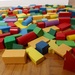 Bunte Bauklötze aus Holz zum staunen und spielen - Bild 2