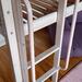 Halbhöche Hochbett auf Holz in leicht rosa Farbe  - Bild 8